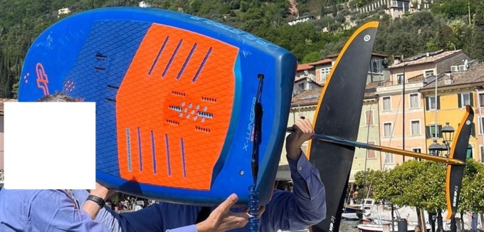 Tavola da Wing foil recuperata dal Garda, ancora mistero sui proprietari