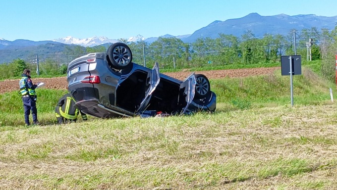 Auto finisce a ruote all’aria a Cologne