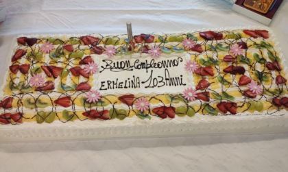 La torta di compleanno di Ermellina nella rsa di Pontevico