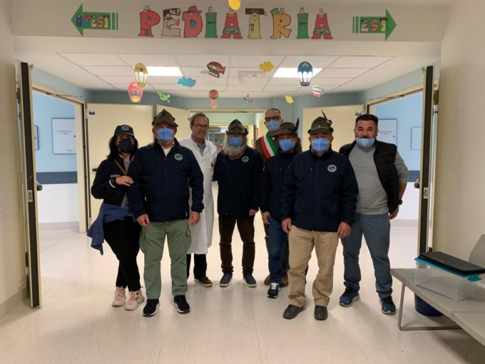 Alpini e associazione 6 luglio in visita al reparto di Oncoematologia Pediatrica