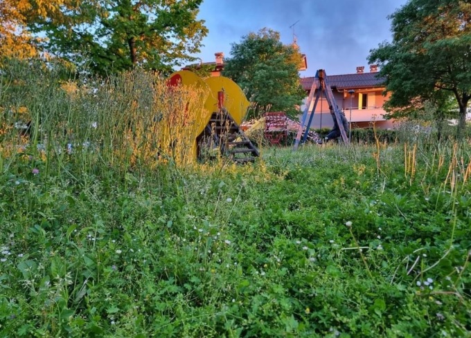A Calcinato l’erba incolta fa sparire i giochi del parco pubblico
