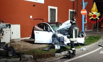 Auto si scontra contro un muro: tre feriti