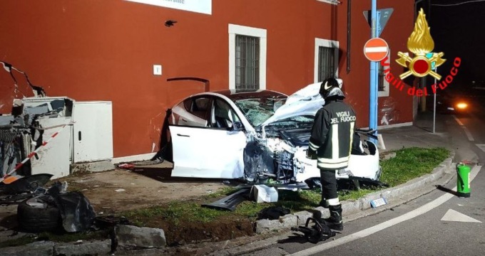 Auto si scontra contro un muro: tre feriti