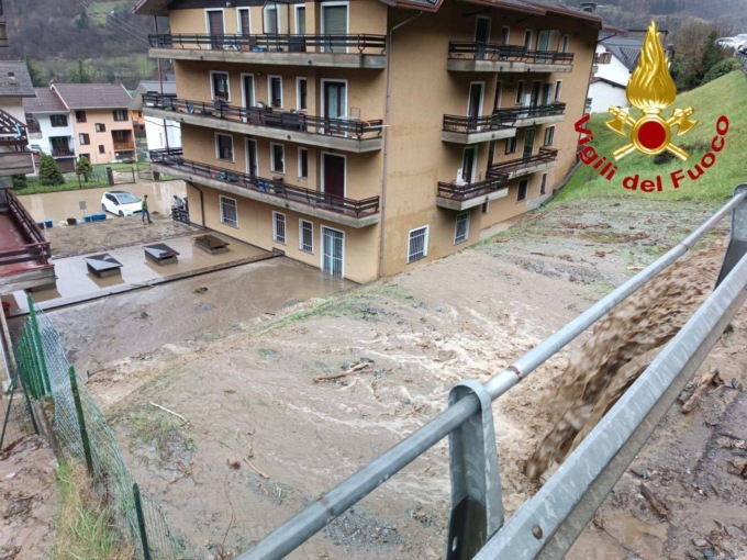 Esondano i torrenti a Edolo, quindici persone evacuate