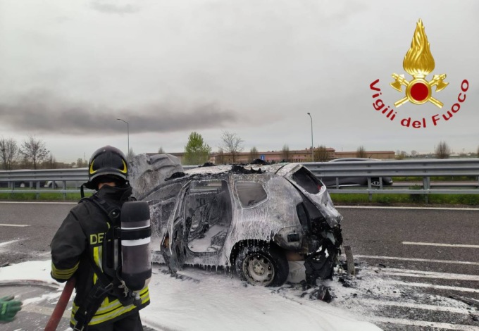 Tangenziale Sud, auto prende fuoco