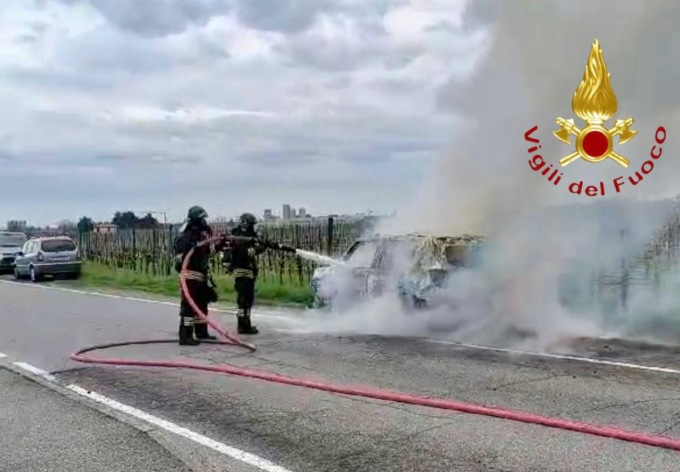 Auto a fuoco a Cazzago San Martino, l’intervento dei Vigili del Fuoco