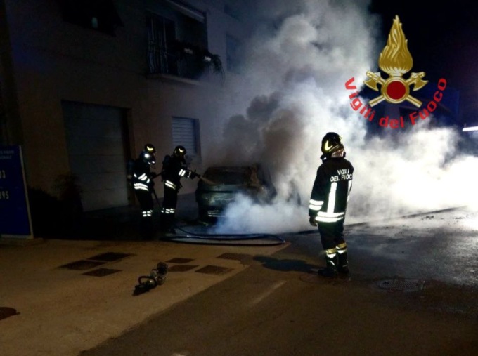 Auto prende fuoco, paura a Barghe