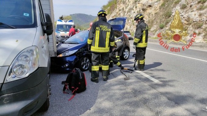 Incidente lungo la sp19, resta incastrato nell’auto dopo lo scontro con un furgone