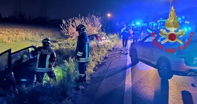 Due auto si scontrano sulla statale, giovane in ospedale
