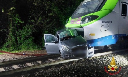 Auto travolta da un treno al passaggio a livello a Cologne, muore una donna