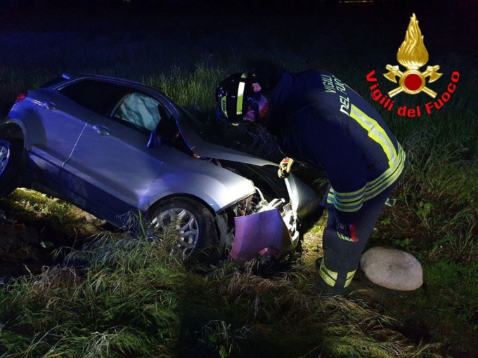 Incidente sulla Sp469, auto finisce fuori strada