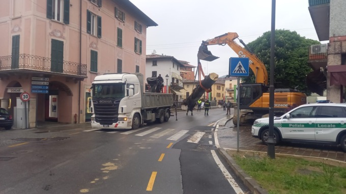 Gavardo: riaperto il ponte del Naviglio dopo il recupero di un albero incastrato