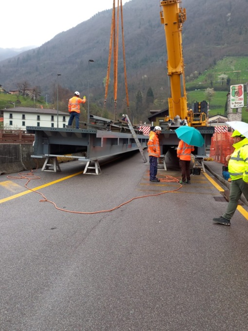 Ponte Caffaro, al via i lavori di posa del ponte provvisorio