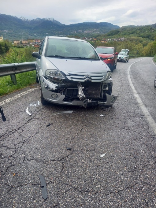 Auto impatta prima contro il guard rail e poi contro un’altra auto, paura per una donna
