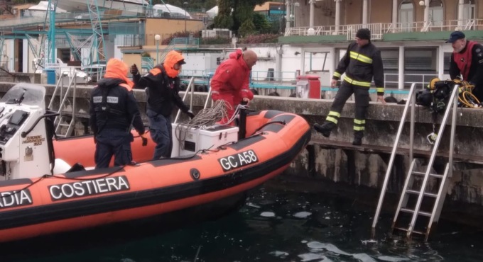 Rete da pesca pericolosa rimossa dalle acque del lago di Garda