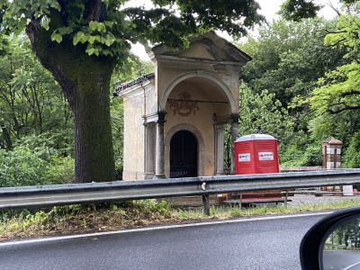 Un bagno chimico davanti a una Chiesa, sconcerto in paese