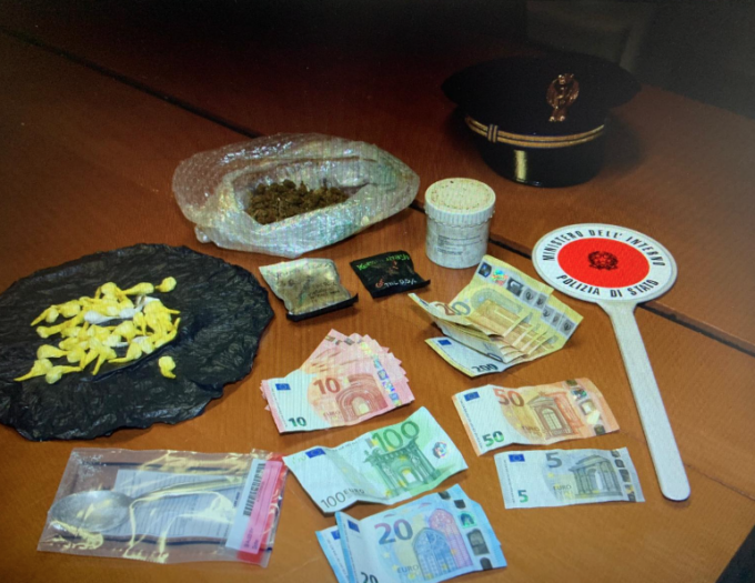 40 involucri contenenti cocaina destinati allo spaccio, la scoperta del cane Leone