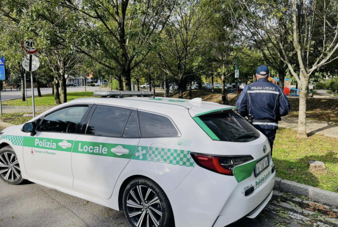 Fanno notare agli adulti che lì non potevano stare e vengono rimproverati, due 11enni si rivolgono alla Locale