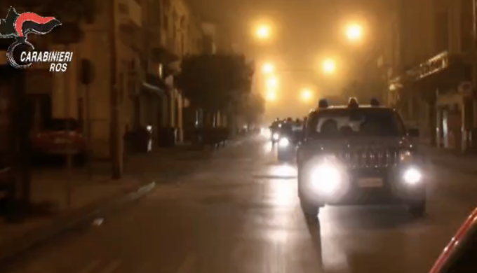 Produzione e traffico di droga e detenzione d’armi: 15 le persone coinvolte