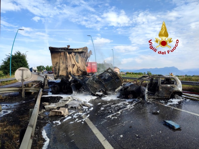 Frontale tra mezzi pesanti, uno dei due va a fuoco: morti entrambi i conducenti
