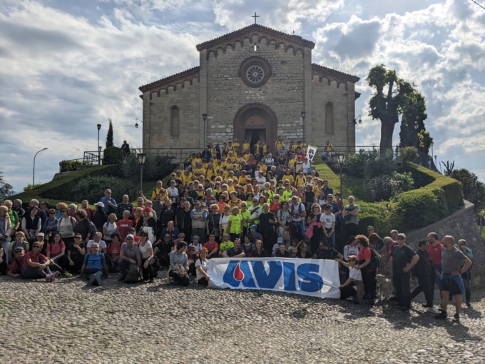 Un serpentone di solidarietà: in 400 in pista con la CamminAvis del Monte Orfano