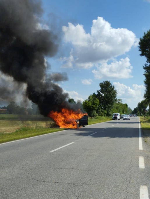 Auto in fiamme tra Cologne e Chiari, salvi madre e bambini