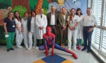 L'Uomo Ragno in visita alla Pediatria dell'ospedale di Chiari