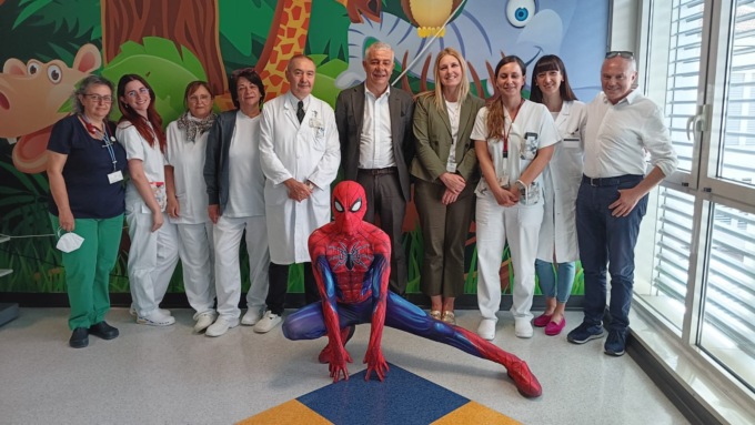 L’Uomo Ragno in visita alla Pediatria dell’ospedale di Chiari