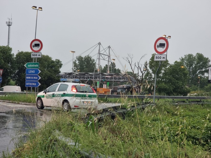 Auto tampona un’altra vettura che si schianta contro un pullman a Manerbio, muore una donna