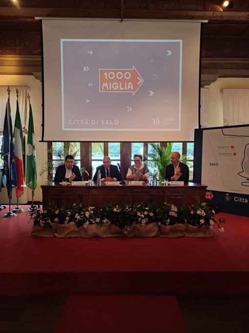 La 1000 Miglia torna a Salò, in piazza Vittoria il controllo timbro