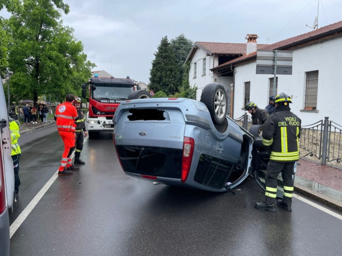Chiari: anziano alla guida si ribalta con l’auto che finisce a ruote all’aria
