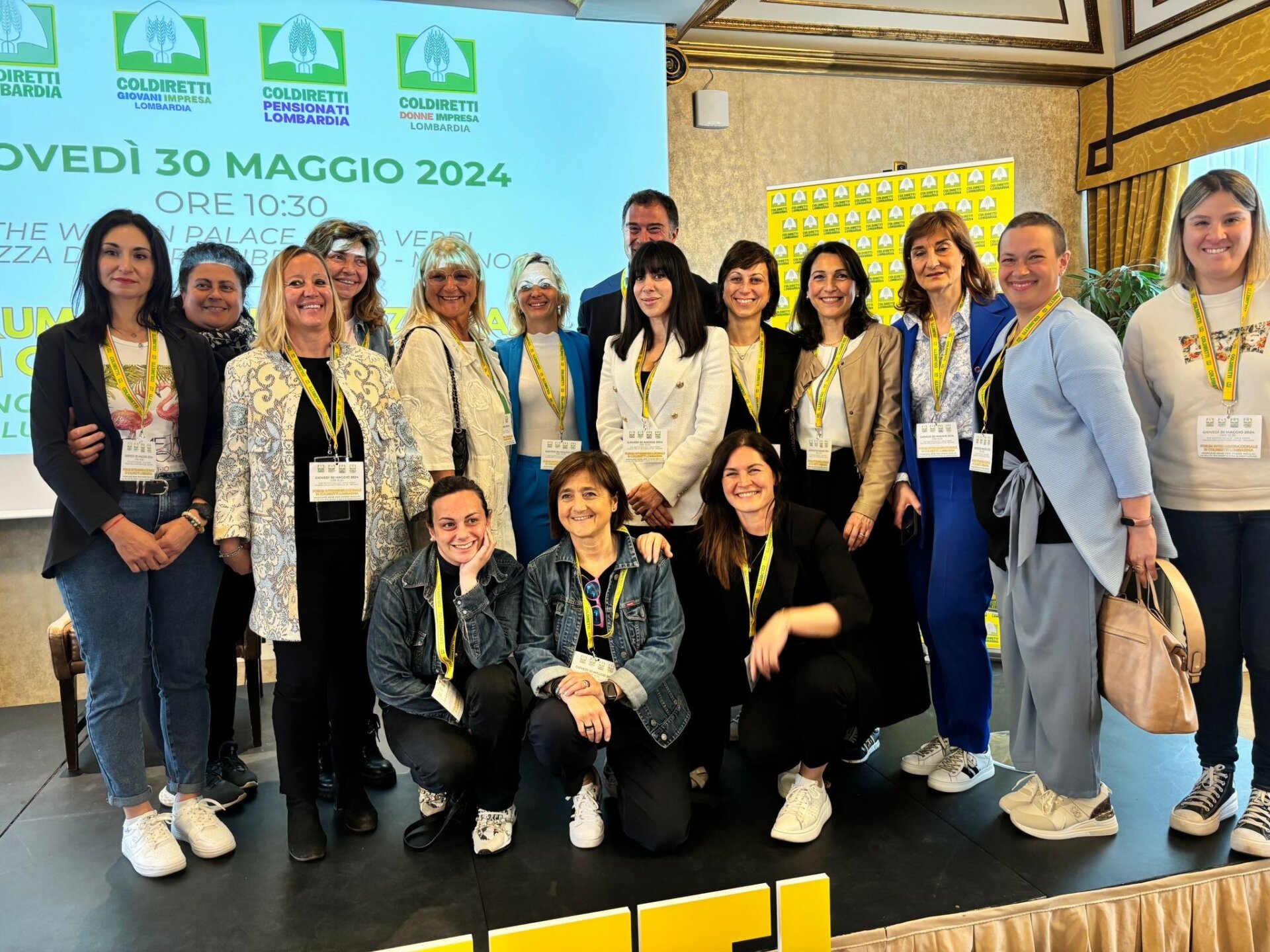 il gruppo Donne Brescia con la responsabile nazionale Serra, regionale Biffi e provinciale Turelli e il campione olimpico Rossi