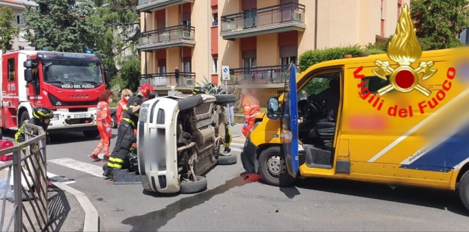 Auto si ribalta dopo lo scontro con un furgone