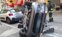 Auto si ribalta a Brescia, l'intervento dei Vigili del Fuoco
