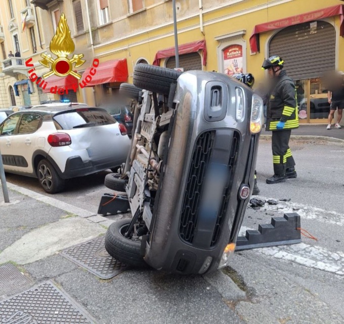 Auto si ribalta a Brescia, l’intervento dei Vigili del Fuoco