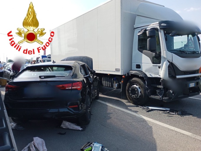 Auto contro furgone a Brescia, intervengono i Vigili del Fuoco