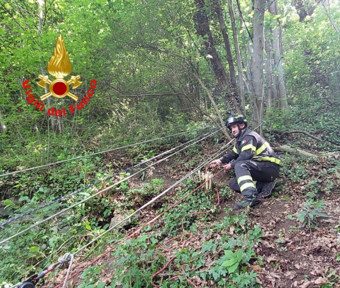 Scivola nel dirupo nel tentativo di salvare un asino, interviene il Cnsas