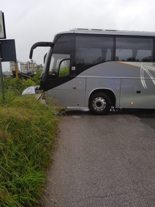 Pullman finisce nel prato e blocca il traffico