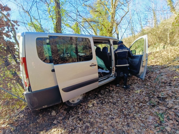 Rubano un furgone per una rapina e poi lo abbandonano: ladri rintracciati e denunciati