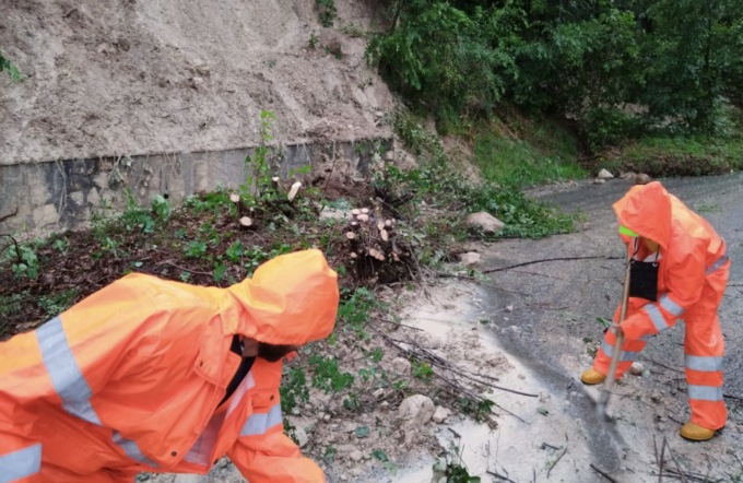 La Gardesana 45 bis a Salò resta chiusa, tecnici al lavoro