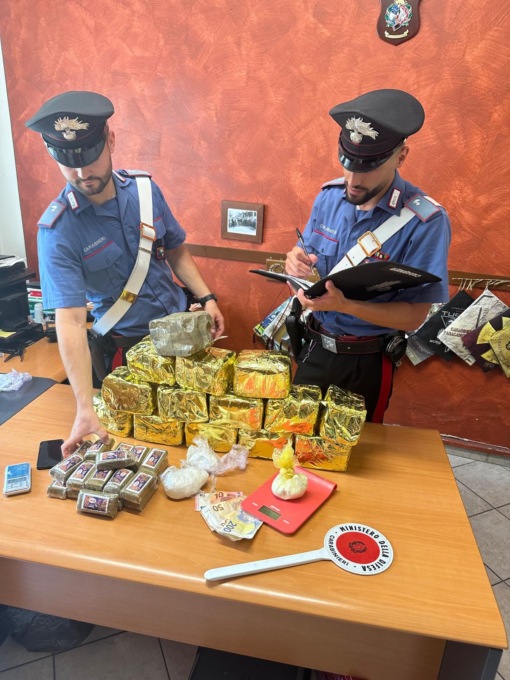 In auto con la cocaina nascosta nella moquette del bagagliaio, 27enne in manette