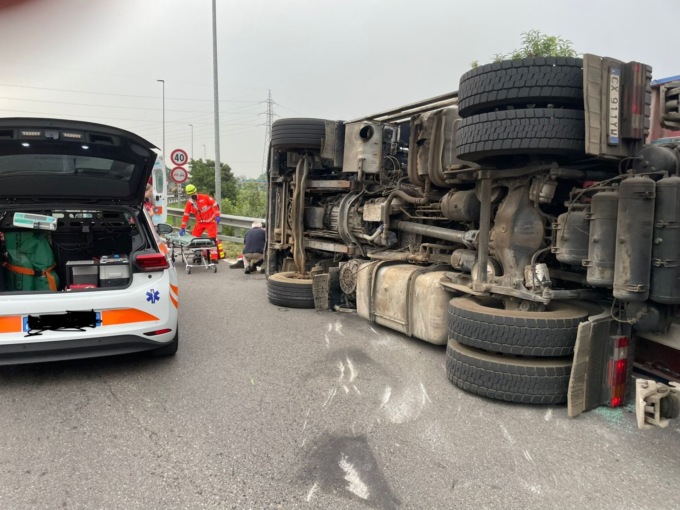 Mezzo pesante si ribalta sulla Sp11 a Chiari, coinvolta anche un’auto