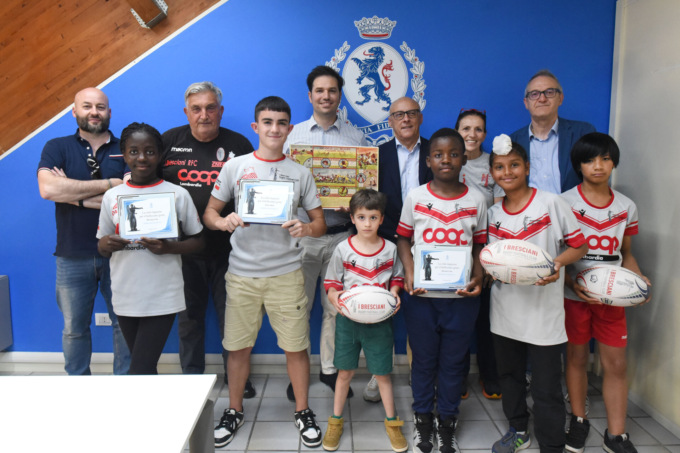 Aiutano una persona in pericolo, premiati tre giovani sportivi