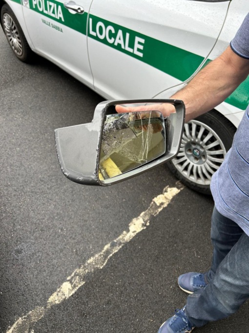 Sorpassa un’auto, le stacca lo specchietto e non si ferma: beccato dalla Locale