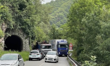 Mezzo pesante in panne in mezzo alla strada: disagi sulla Sp237