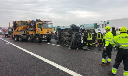 Furgone tampona un camion e si ribalta sulla A4 tra Palazzolo e Rovato