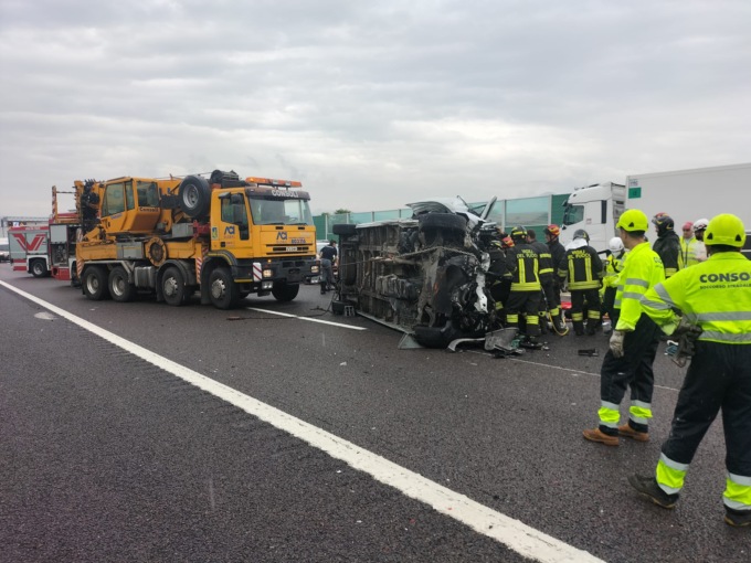 Furgone tampona un camion e si ribalta sulla A4 tra Palazzolo e Rovato