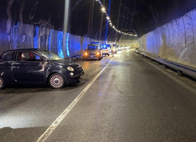 Perde il controllo dell’auto in galleria, paura per una 33enne