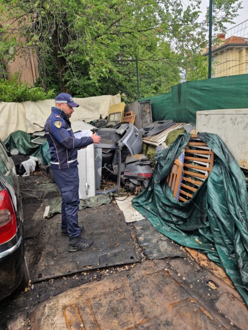 Gestione illecita di rifiuti e lavoro in nero: denunciato titolare di un’officina a Cologne