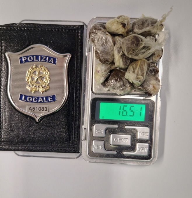Aveva le dosi pronte da vendere: pusher fermato dalla Locale